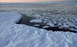 اولین تصاویر هوایی از تشکیل یک کوه یخ عظیم در قطب جنوب +فیلم