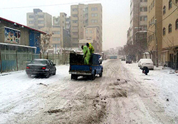 فرو ریختن برف روی سر خبرنگار المیادین در تهران +فیلم