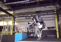 ربات انسان نمایی که ورزشکار است + فیلم