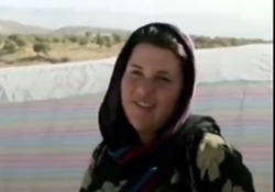 فیلمی از بازدید رهبر انقلاب با لباس شخصی و ناشناس از مردم کرمان در جریان زلزله بم