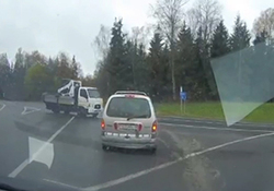 پرتاب شدن راننده به بیرون از خودرو پس از تصادف + فیلم
