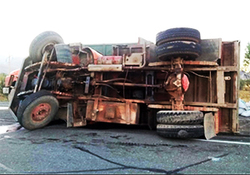 مرگ ناگهانی موتورسوار پس از برخورد لاستیک یک کامیون + فیلم