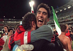 اعتراض بازیکنان تیم ملی ۱۹۹۸ به حرکت ضد ایرانی قبل از مسابقه ایران و آمریکا + فیلم