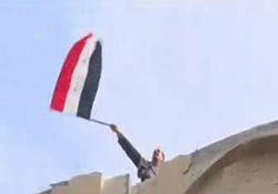 برافراشته شدن پرچم‌های سوریه، روسیه و ایران توسط شهروندان سوری + فیلم