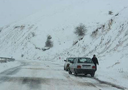 مسدود شدن جاده‌ها در الجزایر به دلیل بارش برف + فیلم
