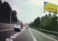 تصادف وحشتناک تریلی با خودرو به دلیل خواب آلودگی + فیلم