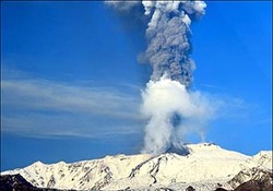 لحظه انفجار کوه آتشفشانی «کراکاتوآ» + فیلم