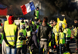 تصاویری دلخراش از قطع شدن دست یک معترض به نظام سرمایه‌داری در فرانسه
