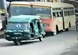 ورود مرگبار اتوبوس به پیاده رو با ۱۵ کشته و زخمی + فیلم