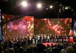 تشویق مرضیه هاشمی در مراسم اختتامیه سی و هفتمین جشنواره فیلم فجر + فیلم