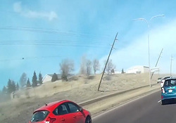 تصادف وحشتناک با خودروی پلیس به دلیل ریزش کوه در جاده + فیلم