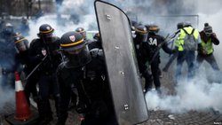 حمله پلیس فرانسه به معترضان جلیقه زرد با ماشین آب پاش + فیلم