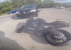 مصدومیت شدید راکبان موتورسیکلت به دلیل سر به هوا بودن راننده زن + فیلم