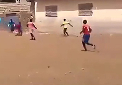 فوتبال بازی کردن سه فوتبالیست حرفه‌ای با ۱۰۰ کودک! + فیلم