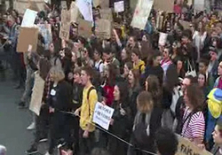 مسدود شدن خیابان‌های پاریس توسط معترضان به تغییرات آب و هوایی + فیلم