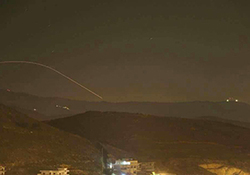 لحظه فعال شدن گنبد آهنین برای رهگیری راکت‌های شلیک‌شده از نوار غزه + فیلم