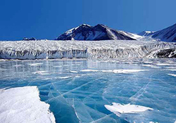 ثبت تصاویری از یک کوه یخ شناور با شکلی غیر عادی در قطب جنوب + فیلم