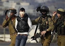 کتک زدن بی رحمانه یک فلسطینی به دست نظامیان رژیم صهیونیستی + فیلم