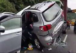 مرگ راننده موتور بر اثر تغییر مسیر ناگهانی یک خودرو + فیلم