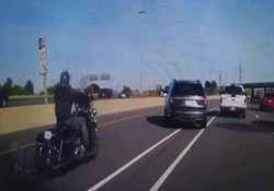 کتک زدن موتورسواران توسط پلیس به دلیل نداشتن کلاه ایمنی + فیلم