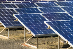 راه اندازی نخستین نیروگاه خورشیدی شناور کشور در مهاباد + فیلم