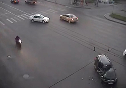 تصادف عابر پیاده با موتور به دلیل دویدن به وسط خیابان + فیلم