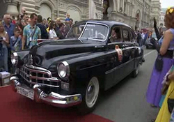رژه خودروهای کلاسیک در باکو + فیلم