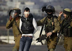 کتک زدن بی رحمانه یک فلسطینی به دست نظامیان رژیم صهیونیستی + فیلم