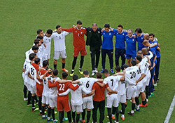 بازگشت دلاور مردان تیم ملی فوتبال ایران به خاک وطن/ استقبال پرشور مردم در فرودگاه امام خمینی (ره) + فیلم