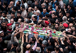 اجرای یگان رزم‌نواز در مراسم تشییع پیکر مطهر 135 شهید گمنام دفاع مقدس + فیلم
