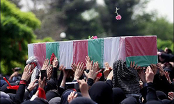 اجرای یگان رزم‌نواز در مراسم تشییع پیکر مطهر 135 شهید گمنام دفاع مقدس + فیلم