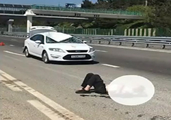 تصادف با خودروی پلیس پس از سبقت بی جا در جاده‌ای دو طرفه + فیلم