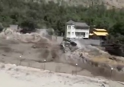 فیلم لحظه سقوط دیوار سیمانی روی 3 کارگر