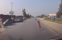 زیر گرفتن دو زن در خیابان فرعی توسط تاکسی + فیلم