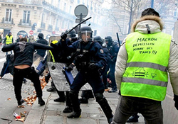 کتک زدن وحشیانه یک معترض توسط پلیس فرانسه + فیلم