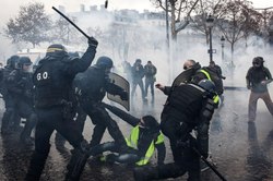 کتک زدن معترضان فرانسوی در یک رستوران به دست ماموران پلیس + فیلم