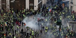 درگیری پلیس با جلیقه زردها در دومین شنبه سیاه پاریس + فیلم