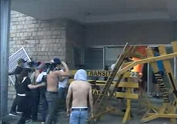 ترک پست ماموران پلیس مستقر در خارج از کاخ ریاست جمهوری بولیوی + فیلم