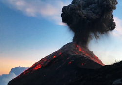 لحظه انفجار کوه آتشفشانی «کراکاتوآ» + فیلم