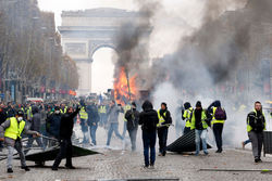 آتش زدن ساختمانی نزدیک به طاق نصرت پاریس توسط معترضان جلیقه زرد + فیلم