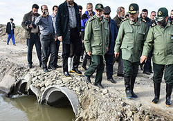 خدمت رسانی به روستایی که تنها پل ارتباطی باقی مانده اش قایق و کانال آبی است + فیلم