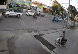اتفاق عجیب پس از تصادف زن موتورسوار با یک خودرو + فیلم