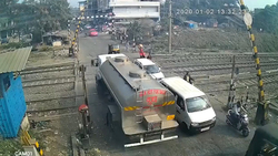 لحظه فرو ریختن ایستگاه قطار در هند با دو مجروح + فیلم