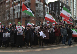 اعتراض روس ها  به شهادت سردار سلیمانی مقابل سفارت آمریکا در مسکو  + فیلم