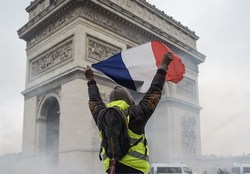 بازداشت خشونت آمیز یک معترض توسط پلیس فرانسه + فیلم