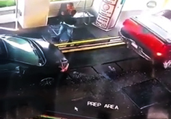 نجات یک راننده از داخل خودروی آتش گرفته + فیلم