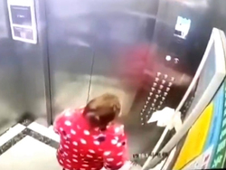 مرگ یک پسربچه بر اثر قرار گرفتن میان درب آسانسور و حفاظ آن + فیلم