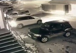 پرت شدن راننده زن از خودرو پس از رانندگی مصیبت بار در خیابان + فیلم