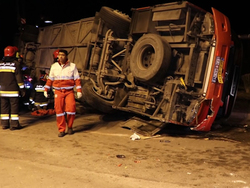 صحنه‌هایی از حادثه واژگونی اتوبوس در کمربندی خمینی شهر