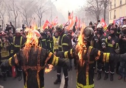 وقتی نیروهای پلیس و آتش نشانی در فرانسه از خجالت هم درآمدند + فیلم